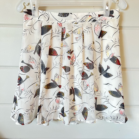 Old Navy Dresses & Skirts - Old Navy flowy flared skirt birds dove black white short mini pleated dressy XS